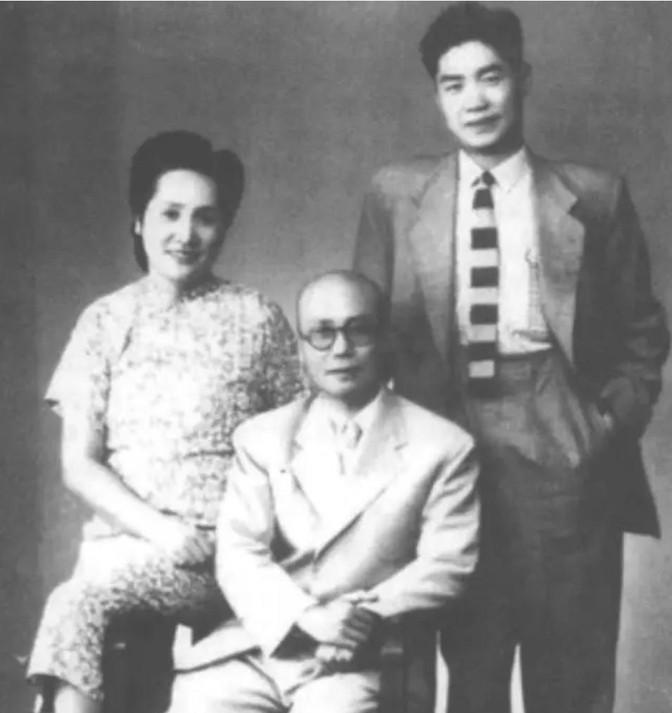 1946年，地下党前往指定地点与人接头时，突然看到来人是国军中将，大惊之下脱口而