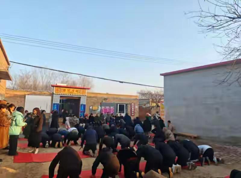 与今天相比，首先“起五更”早已被改革，只是比平时的早饭稍早一些。第二是不再燃放烟