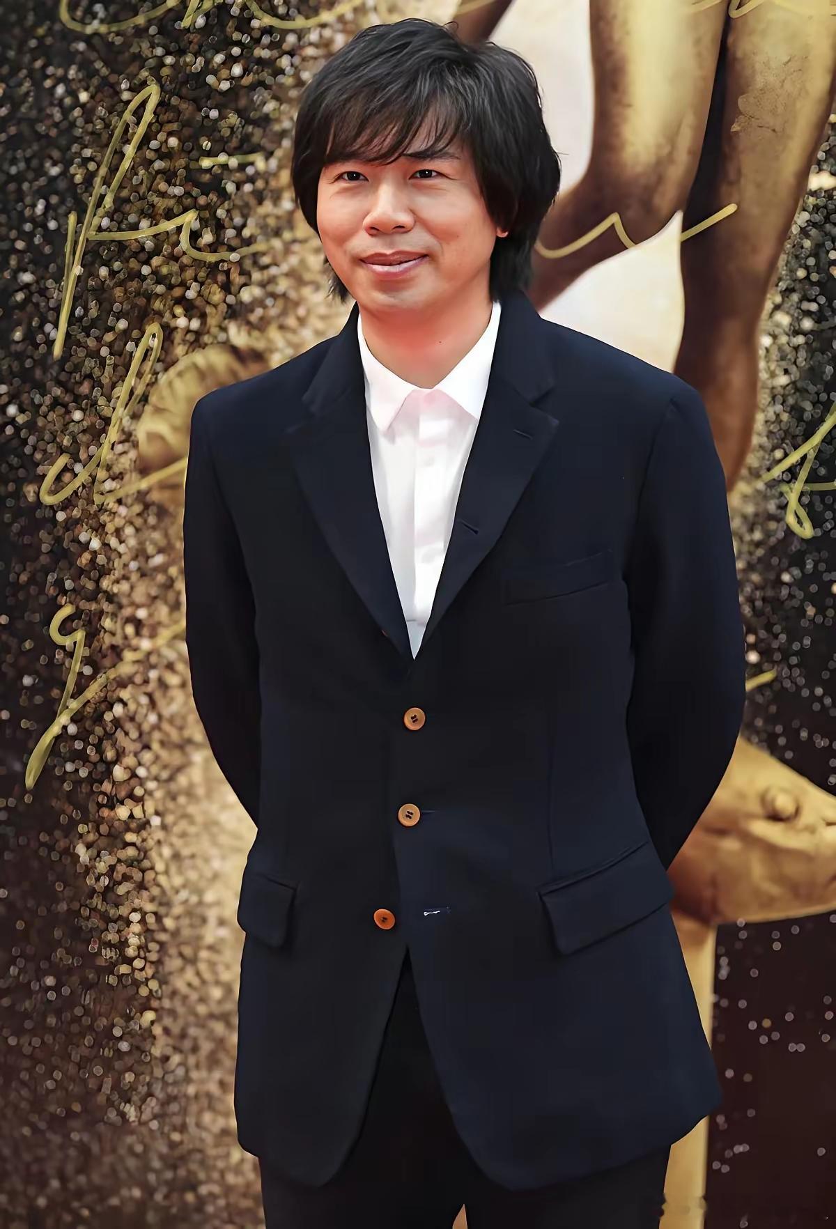 “星二代”不靠爹，真难。卢庚戌偏就碰上一个“卷”赢自己的女儿。2023年，他刚凭