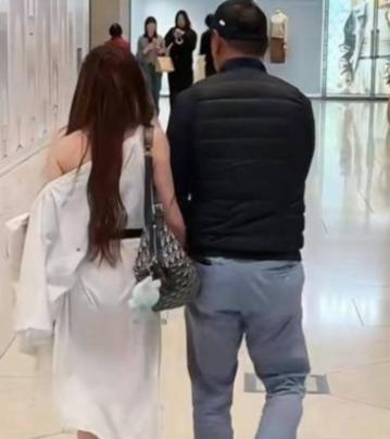 白嫖成功！2026年1月，辽宁锦州，35岁女子去棋牌室打牌时，认识一55岁男子，