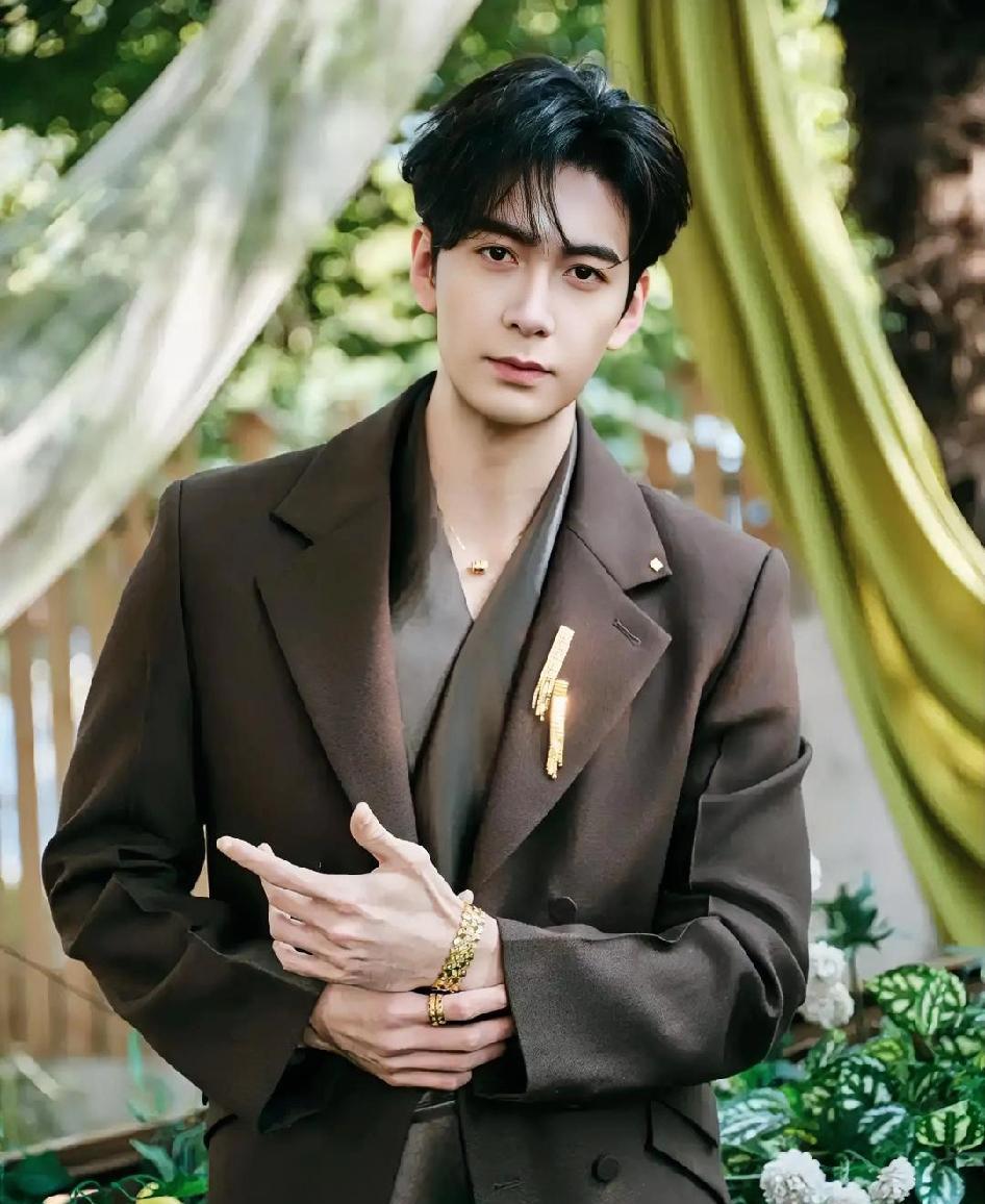 撕掉《东宫》滤镜，我才看懂陈星旭的『拧巴』。他明明手握一副王炸：剑眉星目，顶级