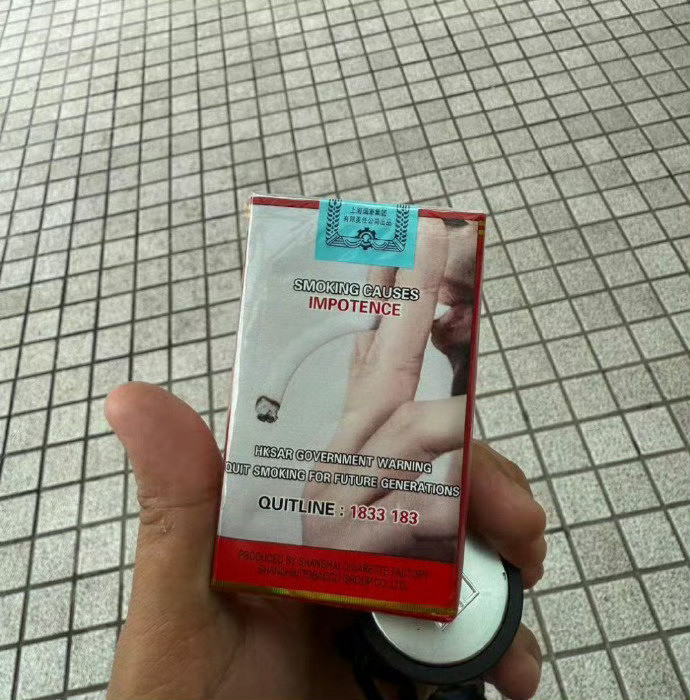 来香港旅游买了盒烟，看到烟盒瞬间一点都不想抽了……