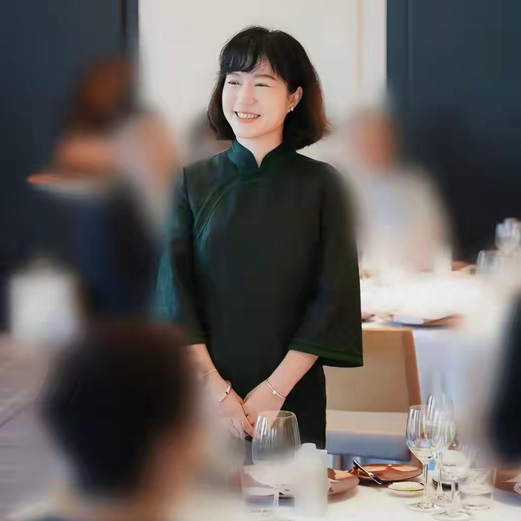翁帆说自己和杨振宁结婚以后，一直生活在象牙塔中的象牙塔。这话是一点不假。如