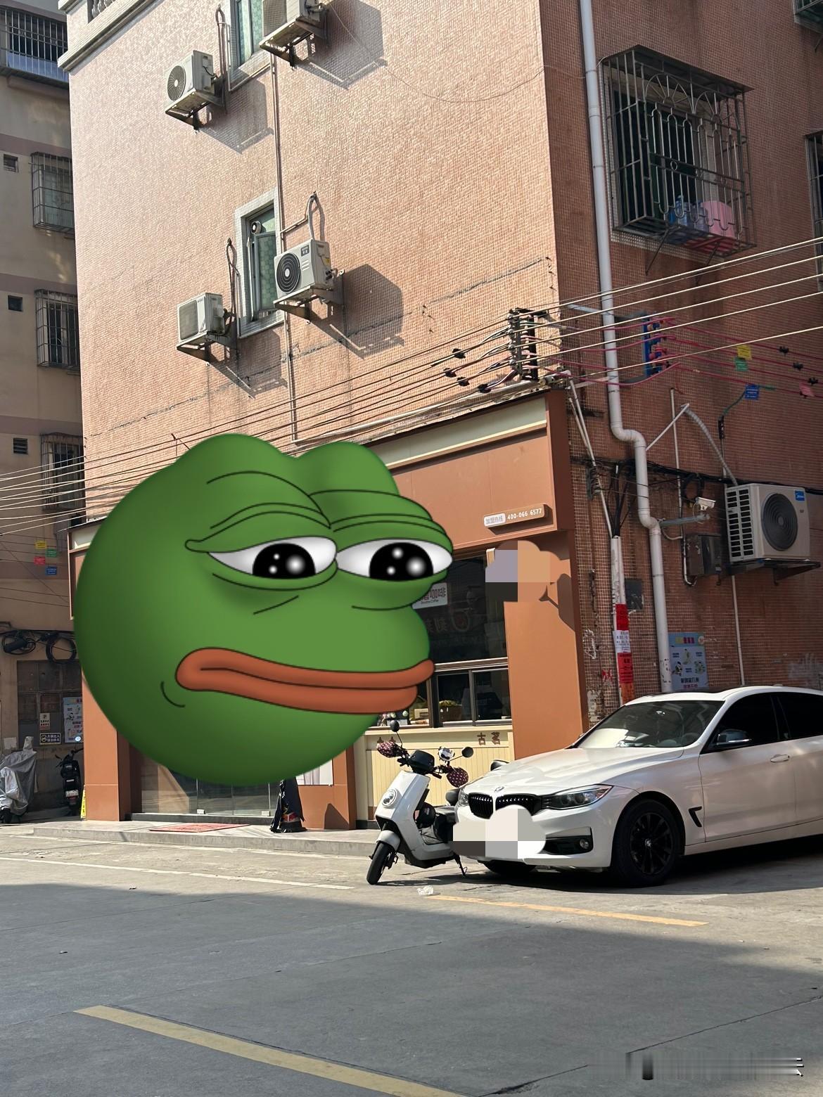 看到老表的宝马安安静静毫无生气地躲在旁边的巷子一个角落，而旁边的奶茶店大门紧