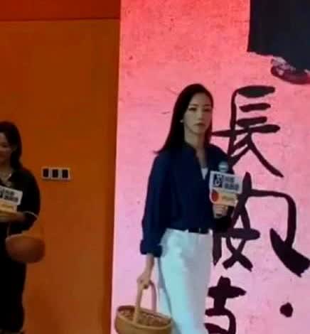 那尔那茜等人正在台上准备给观众带来荔枝，气氛正融洽时，突然台下一女观众大喊不堪话