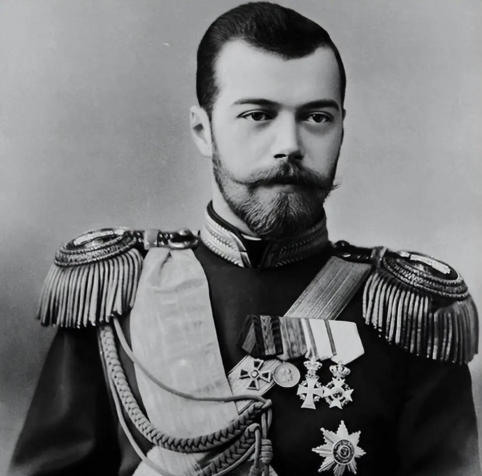 他就是尼古拉二世，罗曼诺夫王朝的最后一位沙皇。这个人曾经亲自推动一个叫“黄俄罗斯