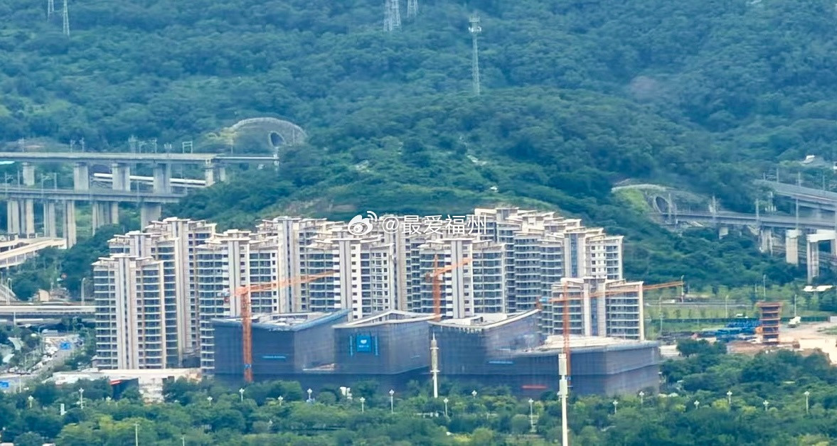三江口住宅楼宇与福州教育研究院项目同框旁边就是新建温福高铁闽江特大桥了