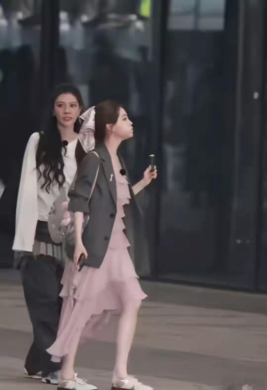 现在都流行真的穿鞋吗，看起来有点儿邋遢啊