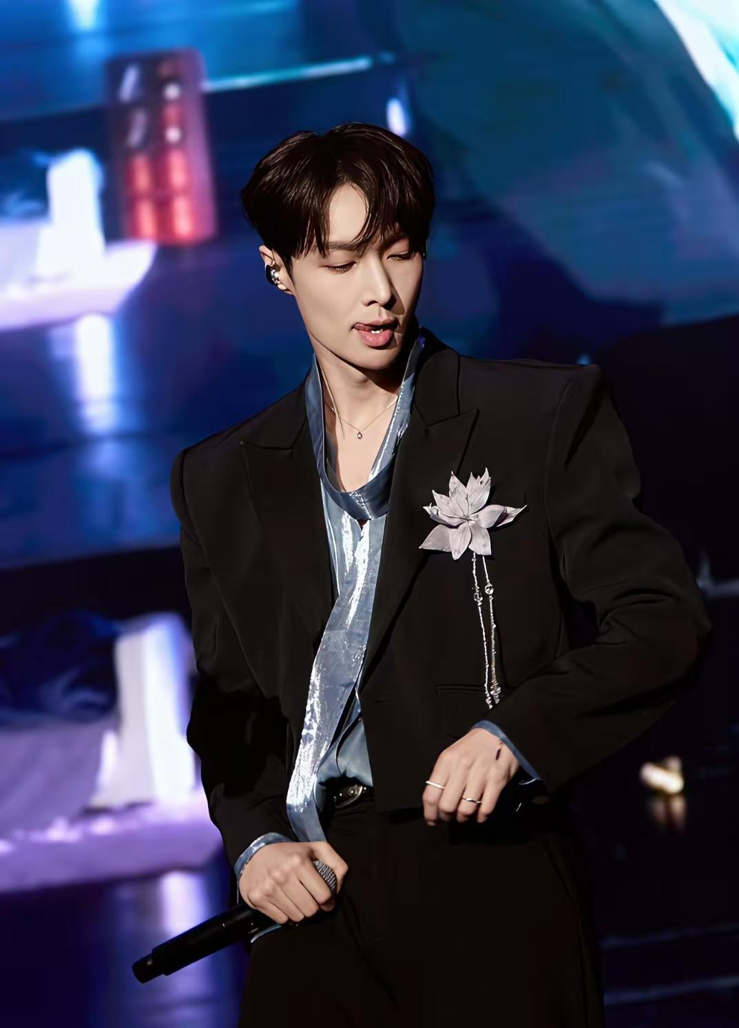 张艺兴和他的粉丝真的是拎不清，贪得无厌既要又要迟早会收到反噬的，这种艺人就应该给