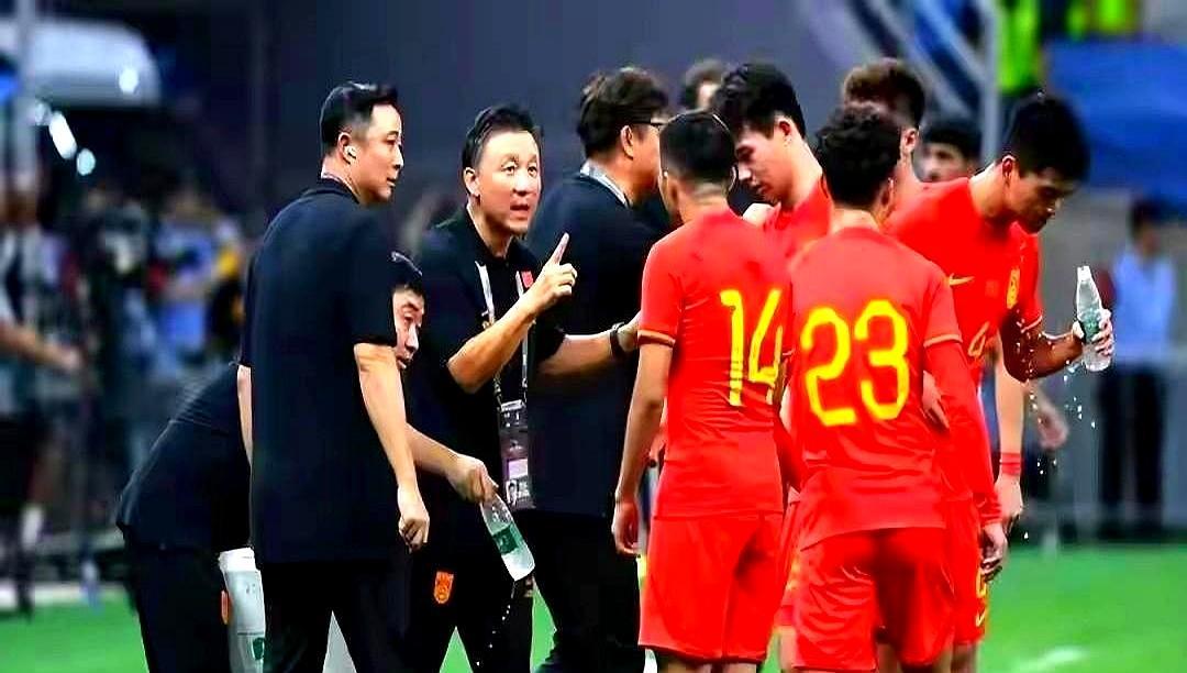 680天集训，0进球回家同一张脸，换了个教练，立马踢进八强。成耀东那