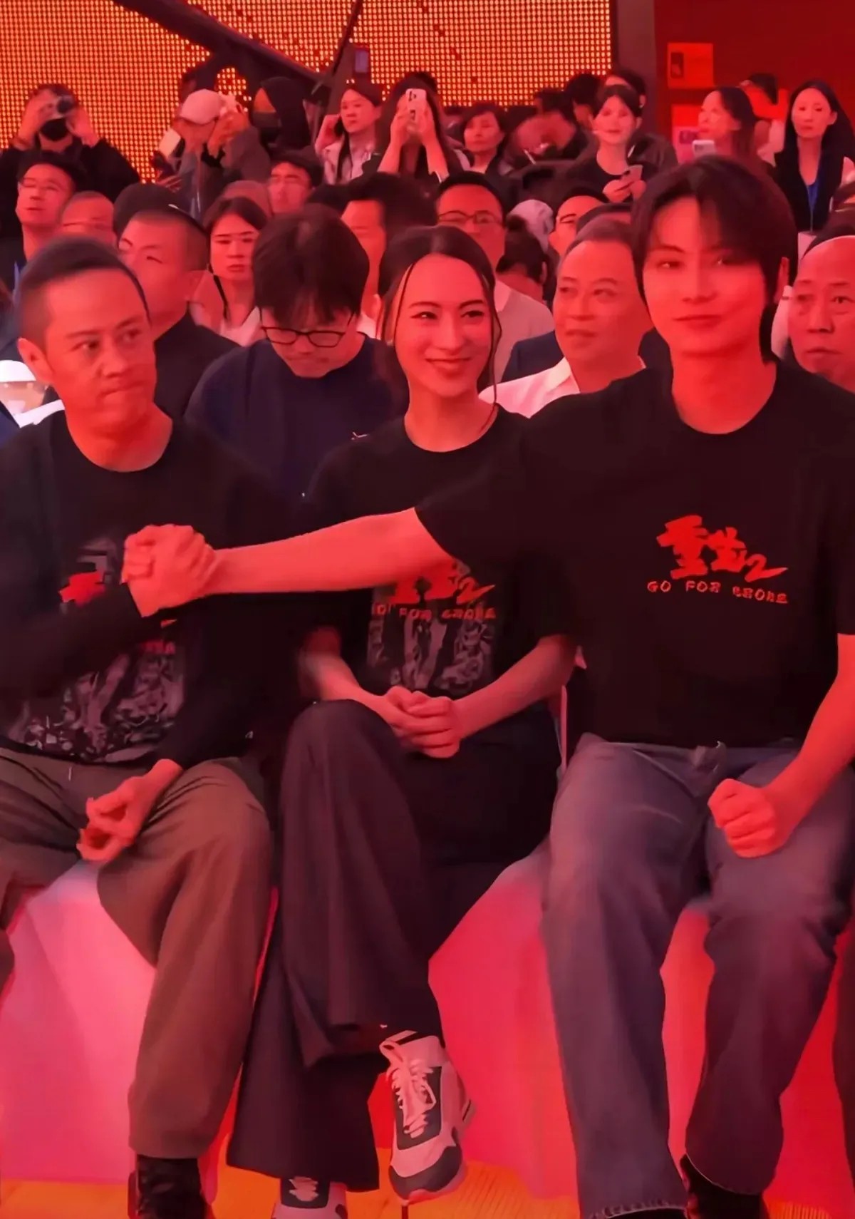 马浴柯真的好帮衬梁洛施哦，自己导演的电影《重生2》，竟然让女友当女主角。女演员被男导演捧着，或者彼此