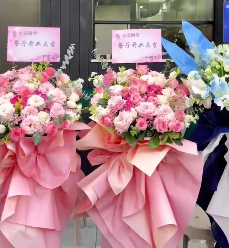 她是唯一给文章送花篮的演员，嫁普通人生俩女儿，今43岁被宠成宝。文章在上海开