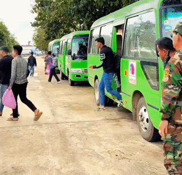 如果巅峰留不住那就进厂包吃住？柬埔寨的征兵现场，堪称名场面：客车接送、提桶和带电