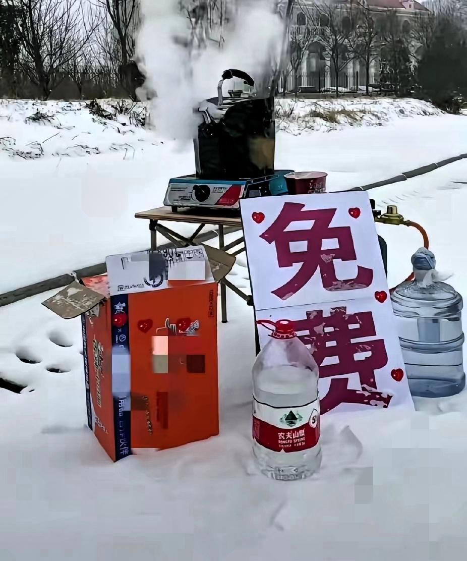暴雪天的河南国道边，外地货车司机看到路边纸牌的那一刻，直接破防红了眼！冰天雪