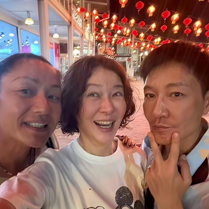 55岁的瞿颖、54岁的柯蓝、50岁的李宗翰过年期间同游泰国，看起来心情非常不错