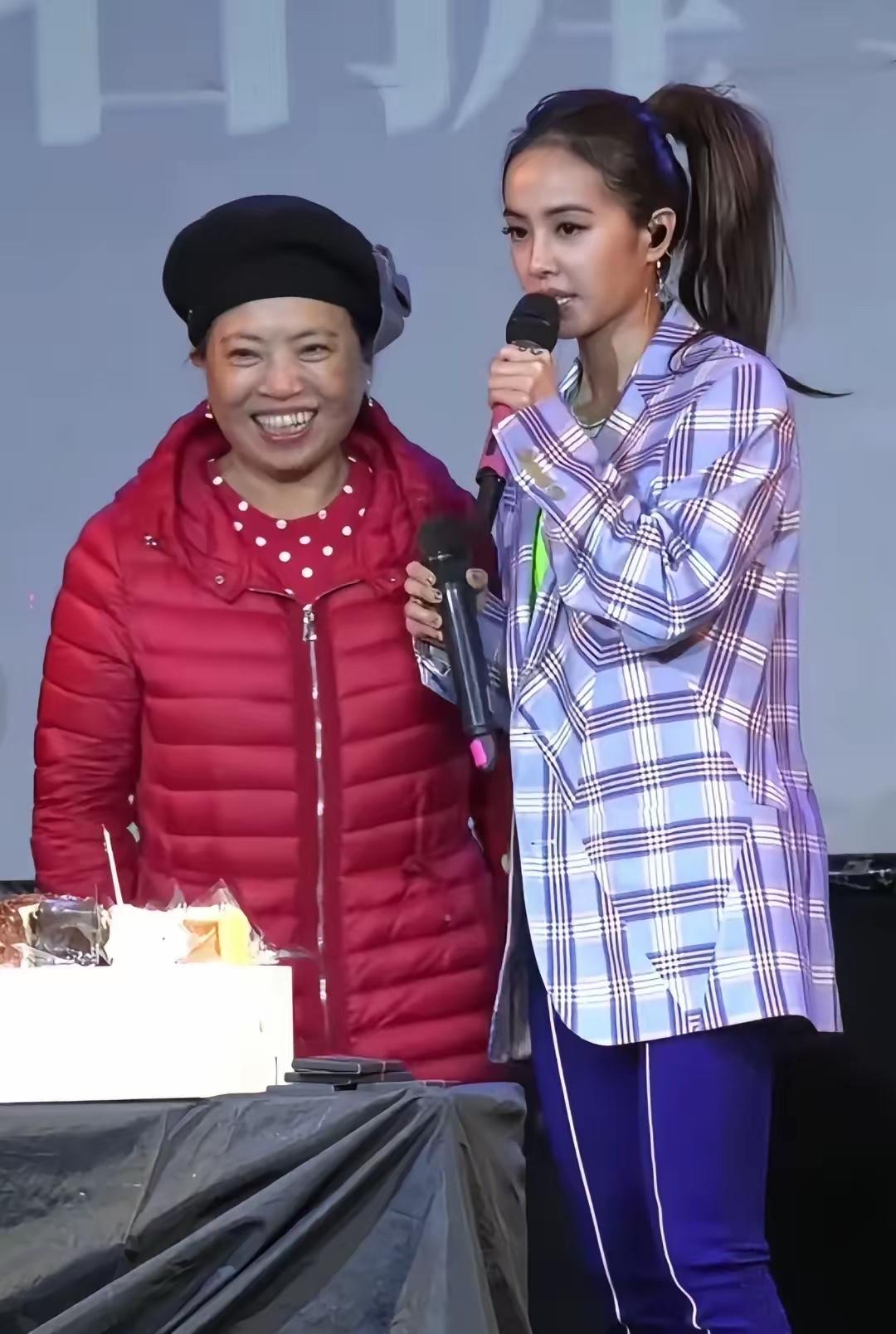 蔡依林46岁，她妈妈71岁。蔡依林年轻时和她妈妈年轻时更像。不过她妈妈现在不