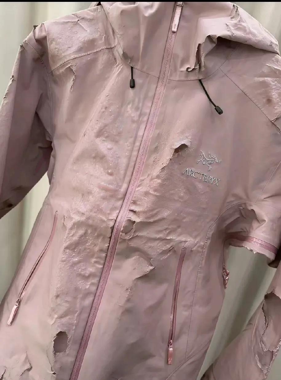 花大几千买的始祖鸟冲锋衣被男友机洗，惨变“破布”，女子心疼不已。男友赶紧又