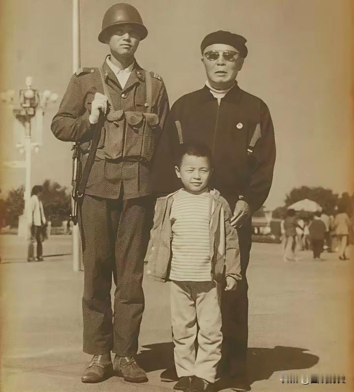 这张珍贵合影拍摄于1989年10月1日，开国上将吕正操将军带着孙子来到天安门看升