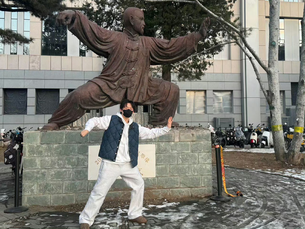 王楚钦把眼镜p掉了发戴镜自拍后秒删痕迹式P图，可爱操作成体育圈笑料，还让眼镜代