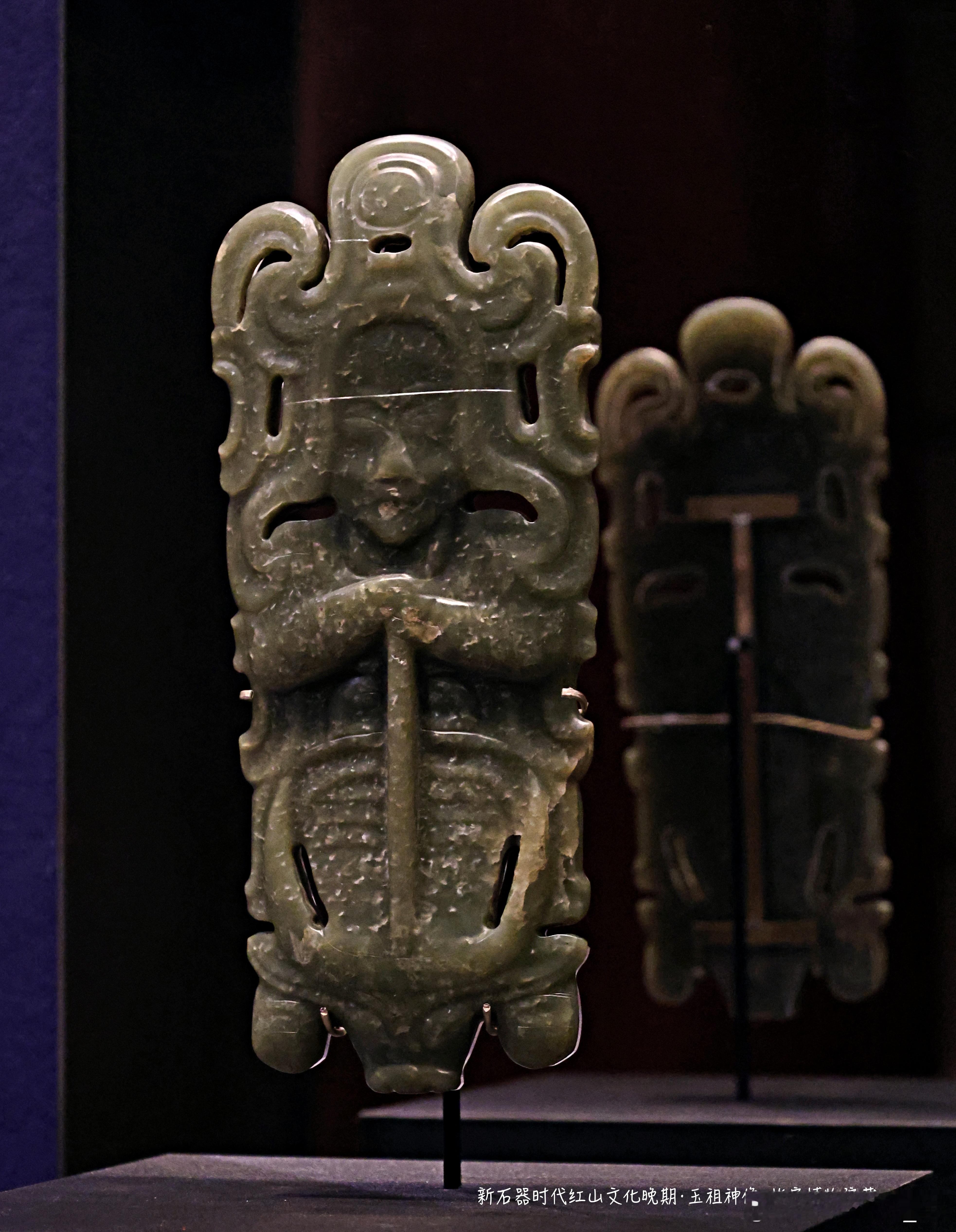 玉祖神像新石器时代红山文化晚期（距今5500-5000年）故宫博物院藏青绿色