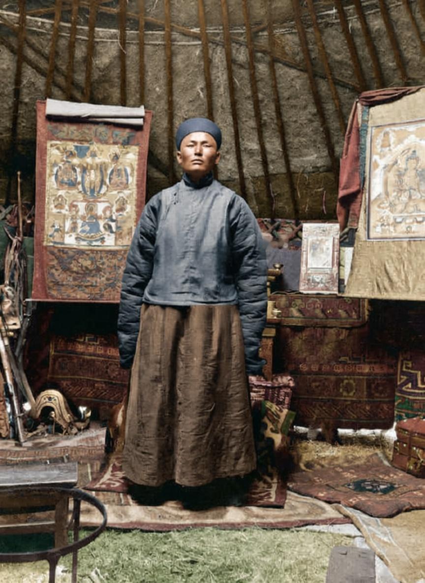 1906年，新疆伊犁河畔的一座蒙古包里，一位蒙古族男子正站在自己的毡房中央。他身