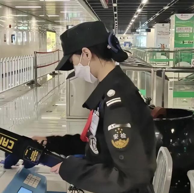 大学生找兼职的时候，刷到这个招聘：地铁安检员，实习期一天180，转正240，包吃