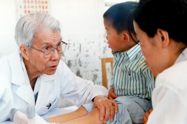 1948年，男子坚持要给刚出生3天的女儿开刀放血，他割开女儿后背溃烂处，挤出黑血