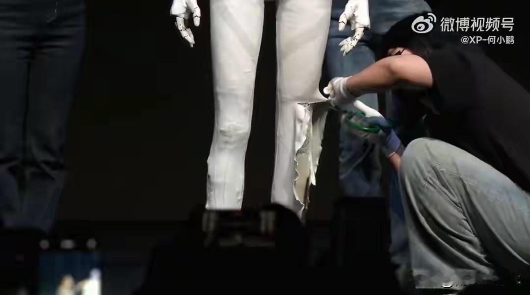 看到何小鹏剪机器人的裤腿时，我就在想，有没有更好的证明办法呢？比如说，可