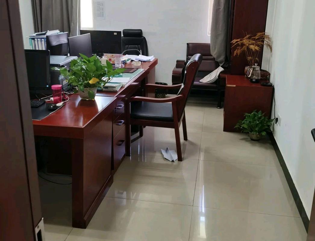 我们村一个在老家阁楼上闷头苦学了八年，用掉的笔芯能装满一整个抽屉，终于在今年春天