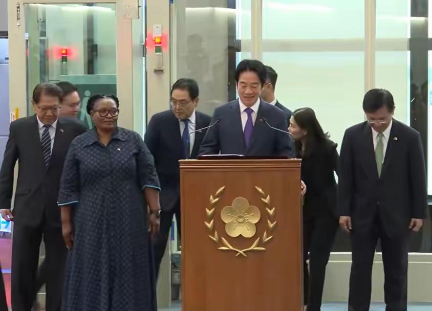 5月5日的上午将近11点，赖乘坐斯威士兰的专机抵达了台北桃园机场，现场来