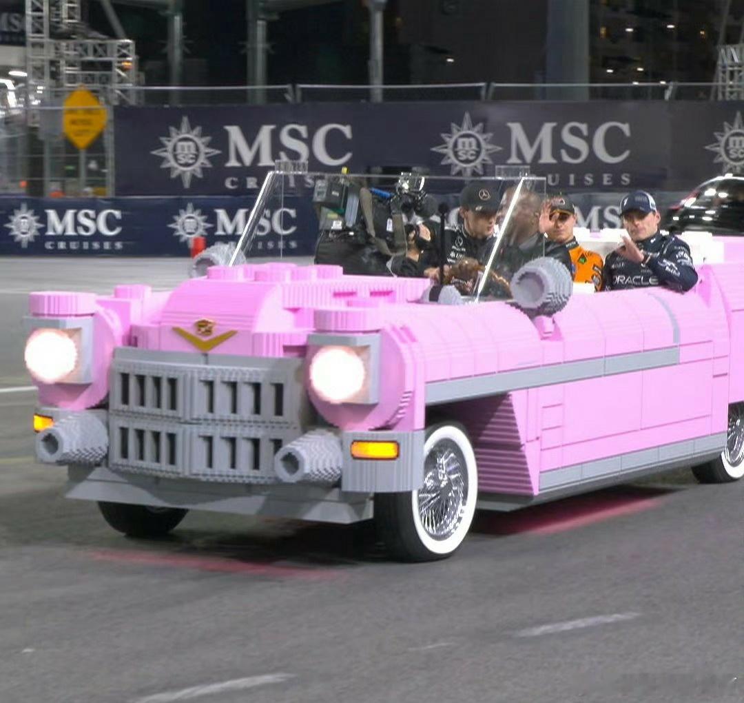 维斯塔潘抓住起步第一个弯角的机会，超越诺里斯后就一骑绝尘夺冠了，驾驭赛车的水平依