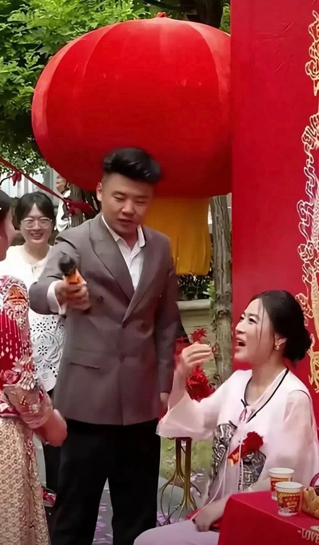 婚礼现场这是我见过最年轻的丈母娘，没有之一