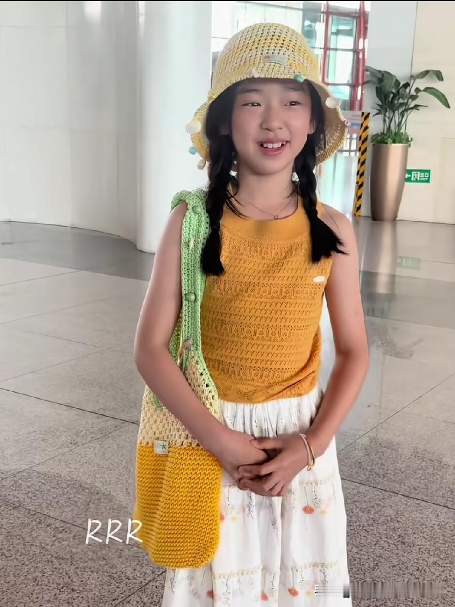 董璇为什么要早早的将女儿酒窝推到媒体面前呢？酒窝确实生得漂亮可爱，也有一定才艺，
