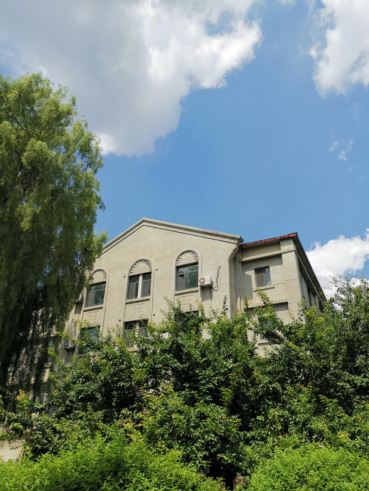 现在不少高校出现在校研究生、博士生比本科生多的“本研倒挂”现象。像西安交大、电子