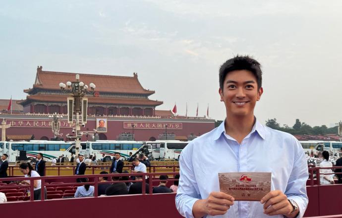 今天娱乐明星的顶流是杜江和甄子丹。九三盛大阅兵，为国争光的运动员有十来个有幸参与
