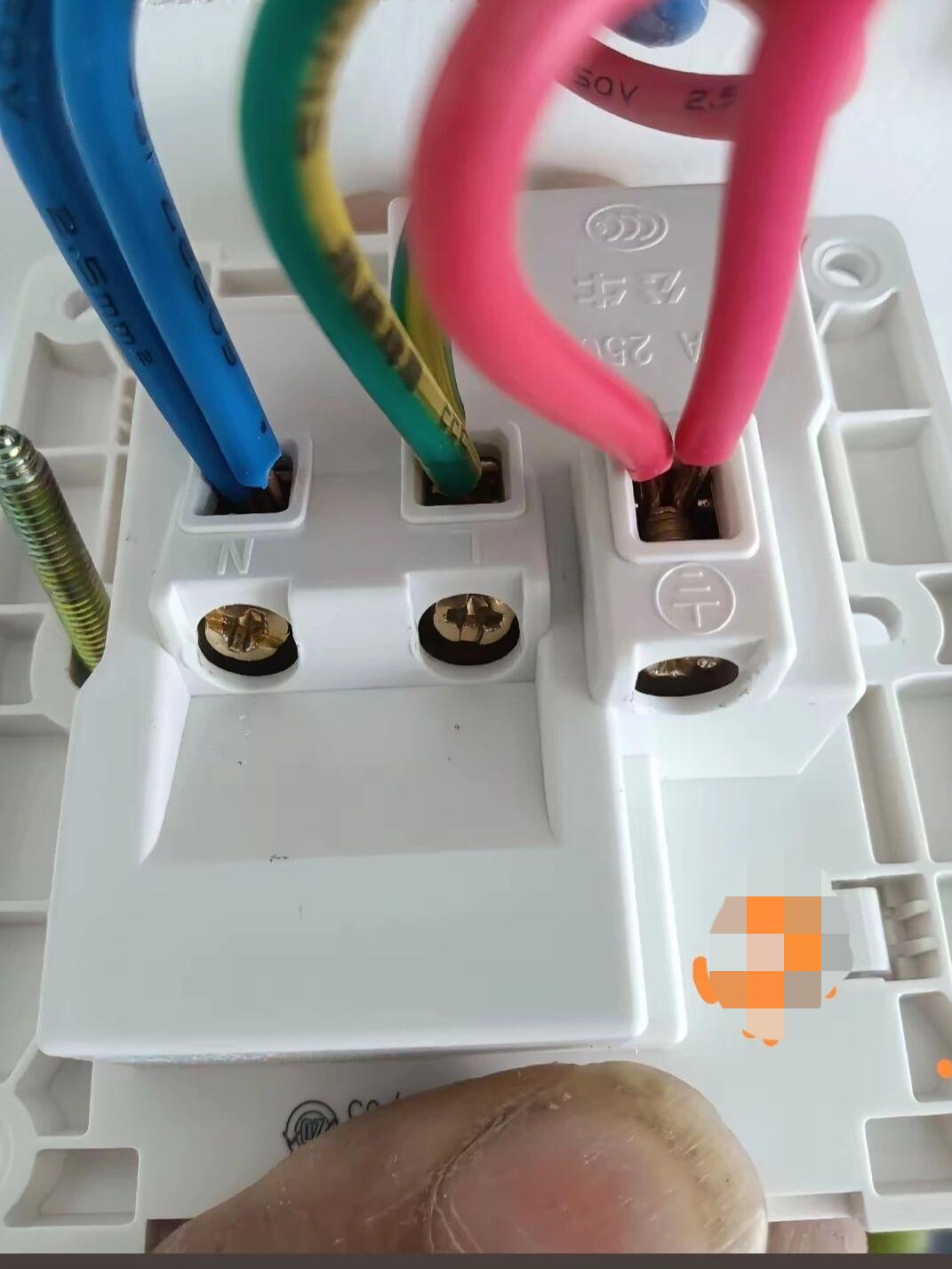 公司新来了一位电工，他自视甚高，觉得自己是个人才，大家也都认可他的能力。书上