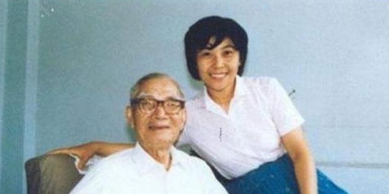 1967年的北京，秋风卷着枯叶扫过胡同，茅以升推开老宅木门时，指节还沾着妻子戴传