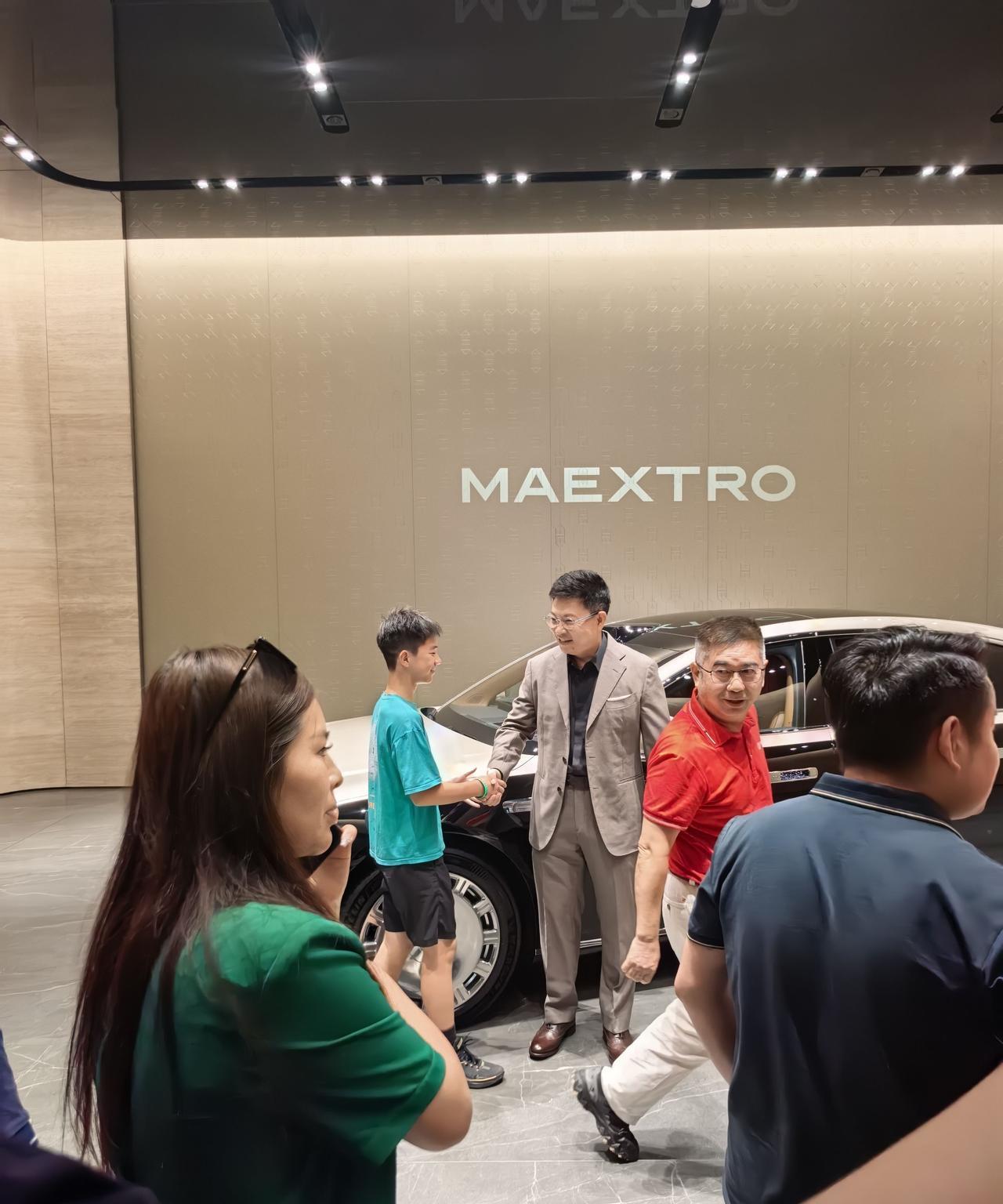 网友在东莞寮步国际汽车城鸿蒙智行门店偶遇余承东，看起来在拍摄短视频，依旧潇洒帅气