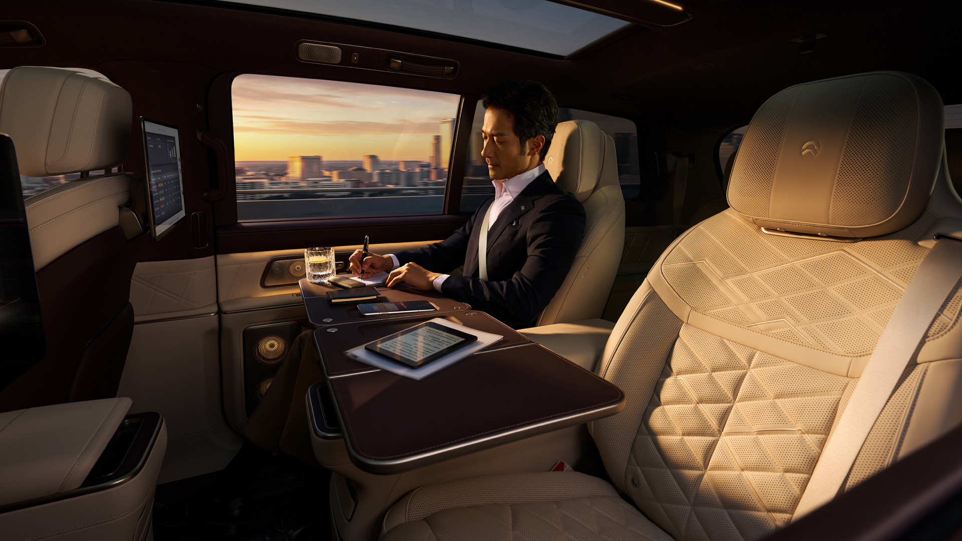 ES9还是推荐中岛版，因为过道版的小桌板和中岛版的桌子没得比。你看看这两张桌子的