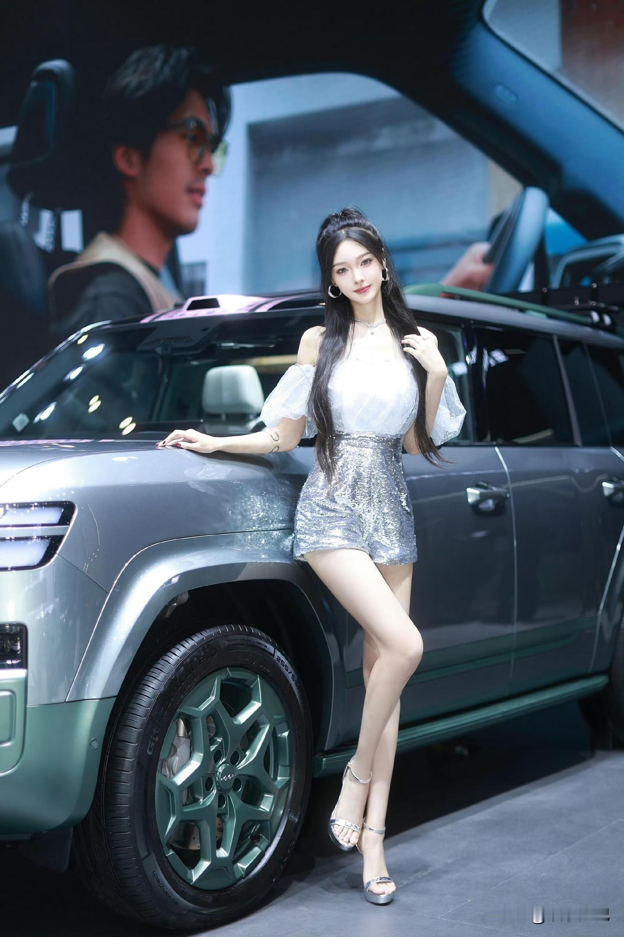 谁家的大号手办跑出来了车模小姐姐​​​