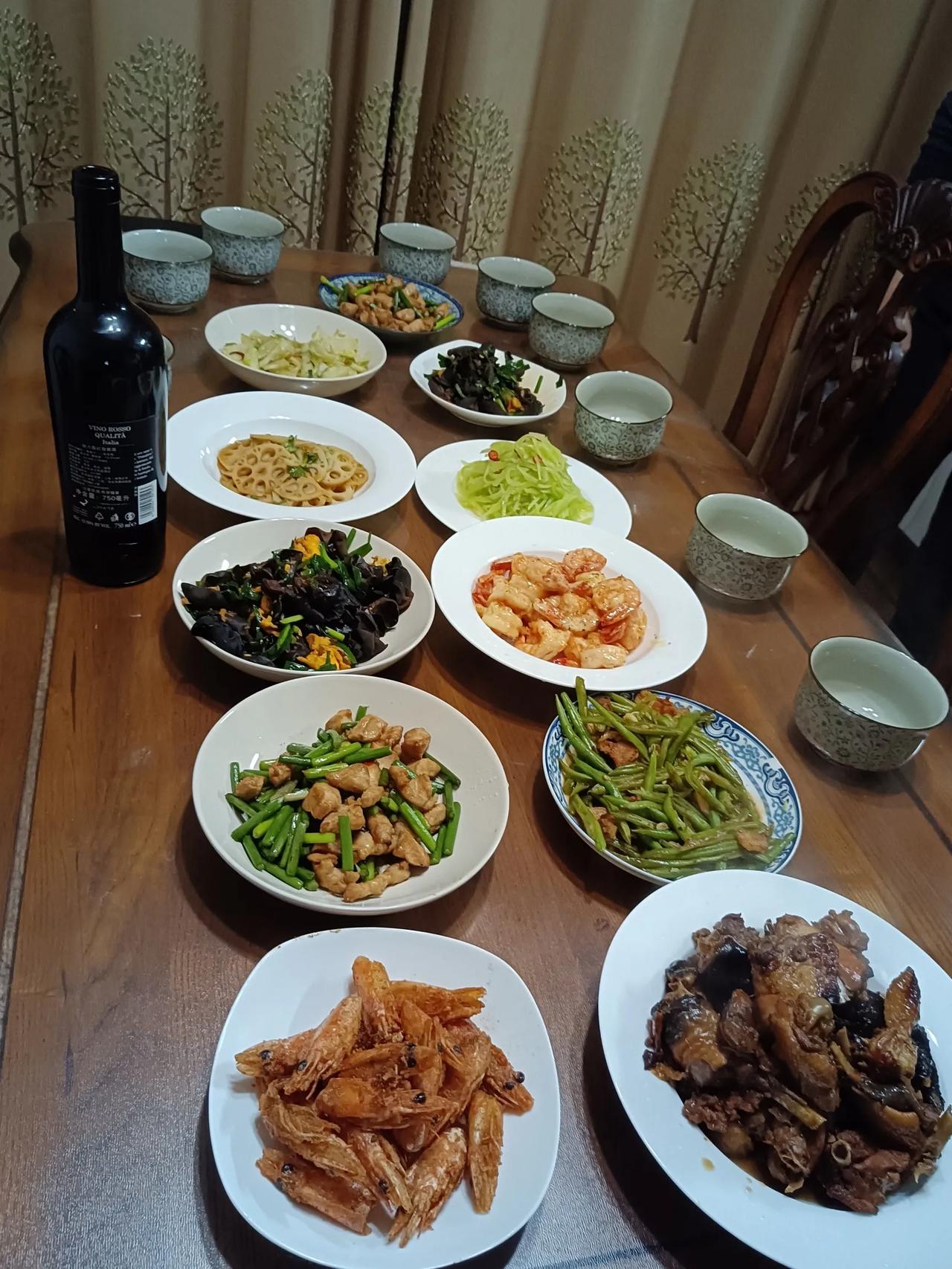 小姑子一家三口来了，认认真真地做了顿饭，吃好吃坏就图个热闹，也不是外人，家里有什