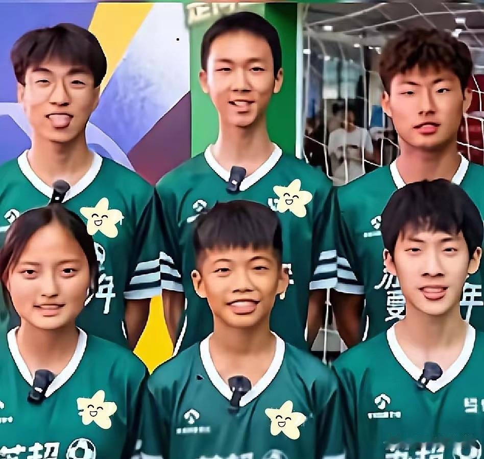 祝贺中国足球小将亮相世界杯。7月20日，纽约新泽西体育场，孟新艺等6名中国足球