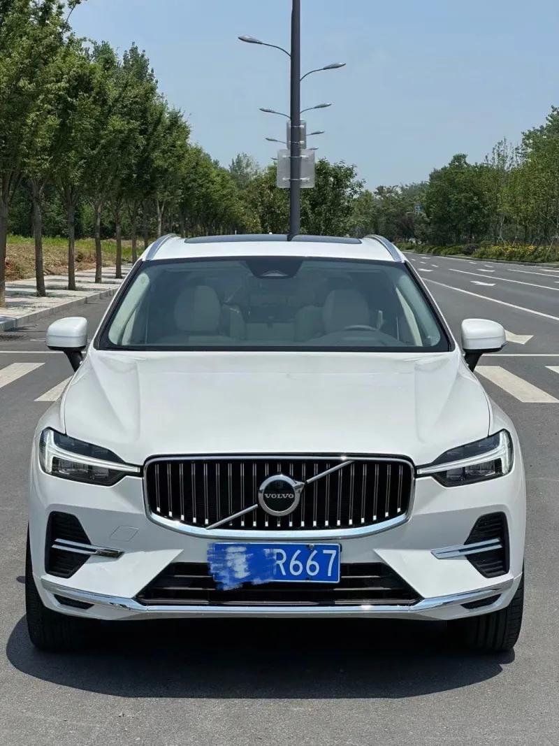 沃尔沃XC602024款B5四驱智远豪华版裸车价：31.60万平均油耗