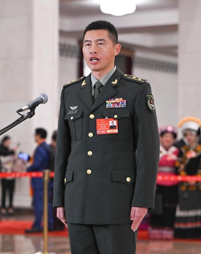 张冬旭，男，第十四届全国人大代表、中国人民解放军陆军某合成旅营长。张冬旭历任排