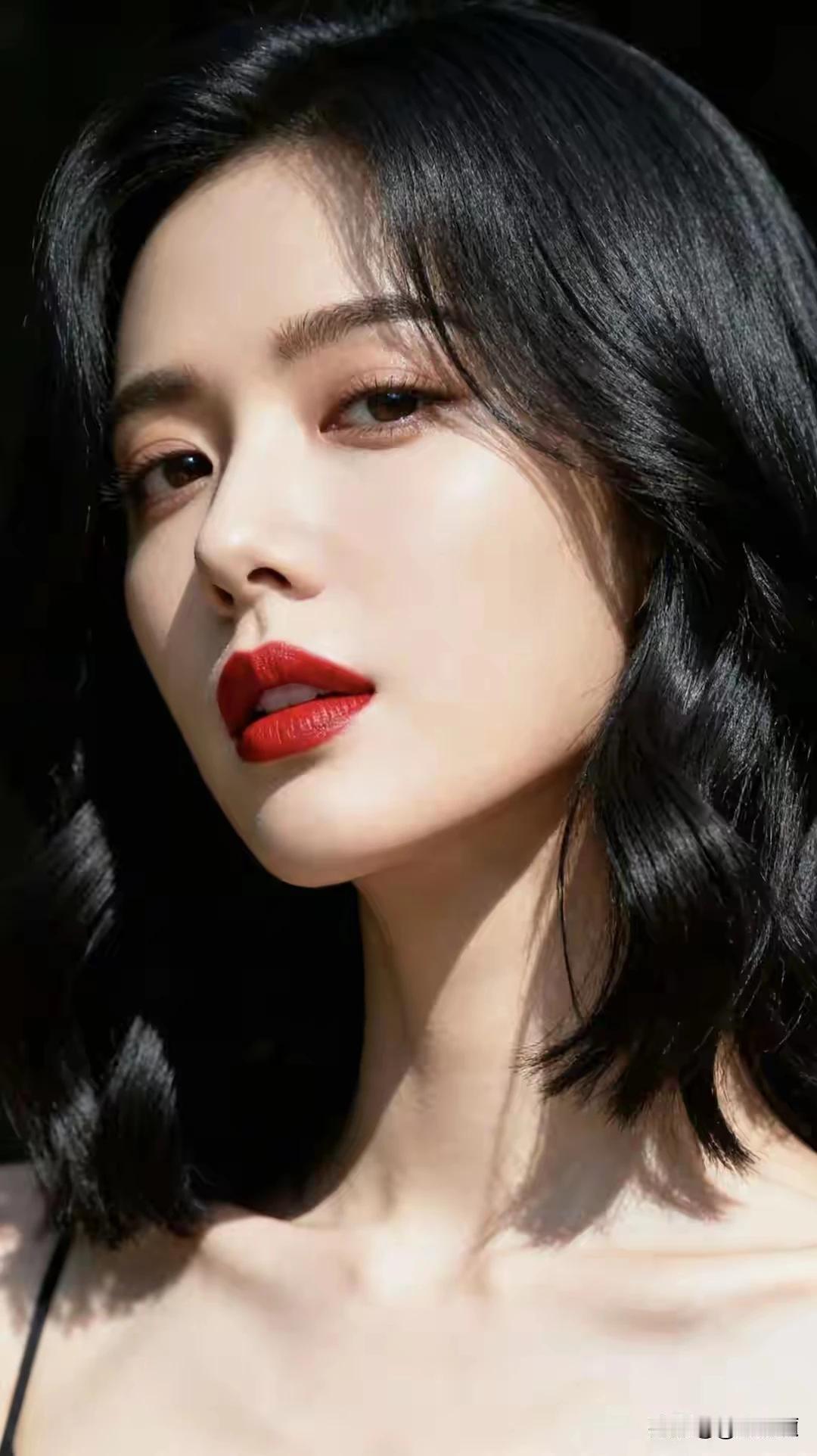 上联：花香浅溢伴春风下联：酒醇微醺染秋水