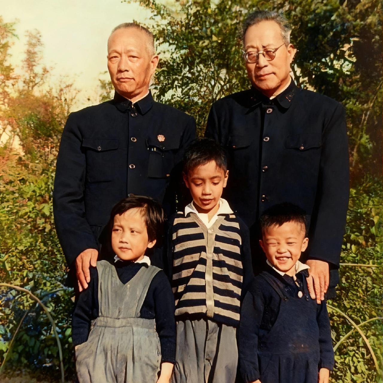 这是吴石将军的两位挚友——何遂与缪秋杰的一张罕见合影。照片里，二人并肩伫立，皆身