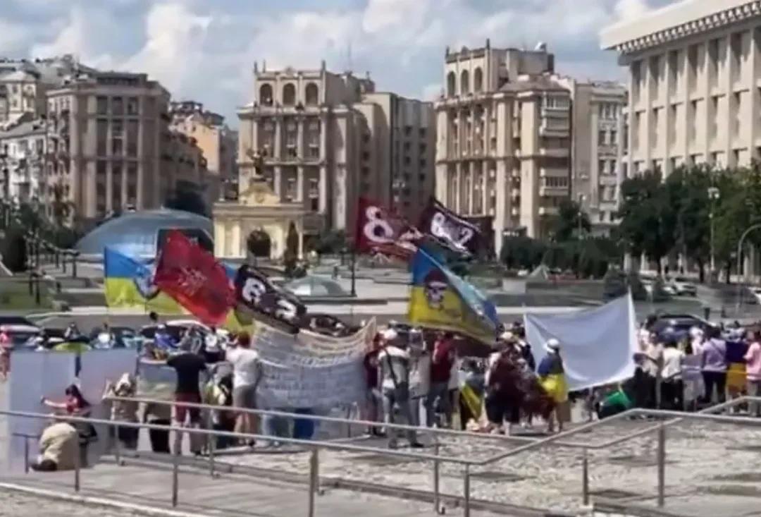 乌克兰基辅举办了一场以“骄傲月”为主题的LGBT节日，但遭到了反对派的抗议，警方