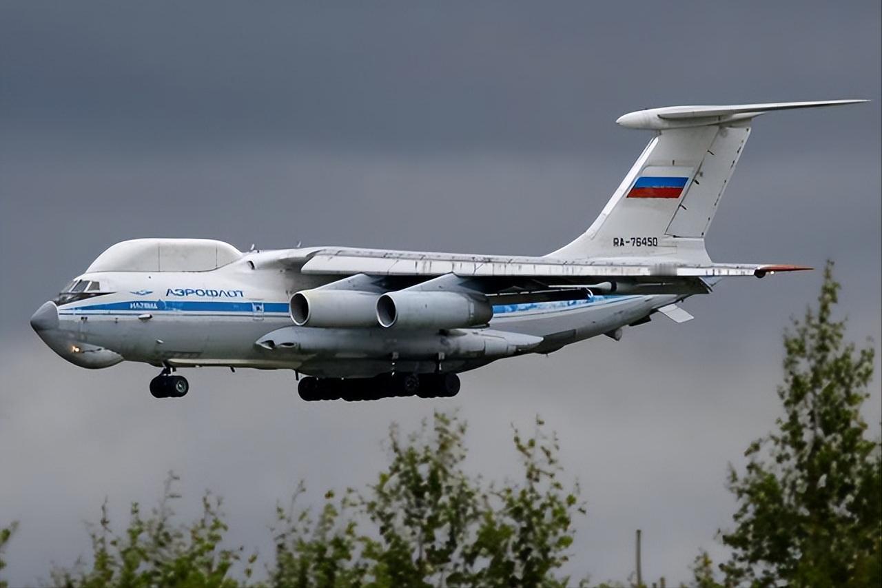 终于知道伊朗为何坚决不向美国低头了！俄罗斯的“末日飞机”都来到了伊朗，就是要告诉