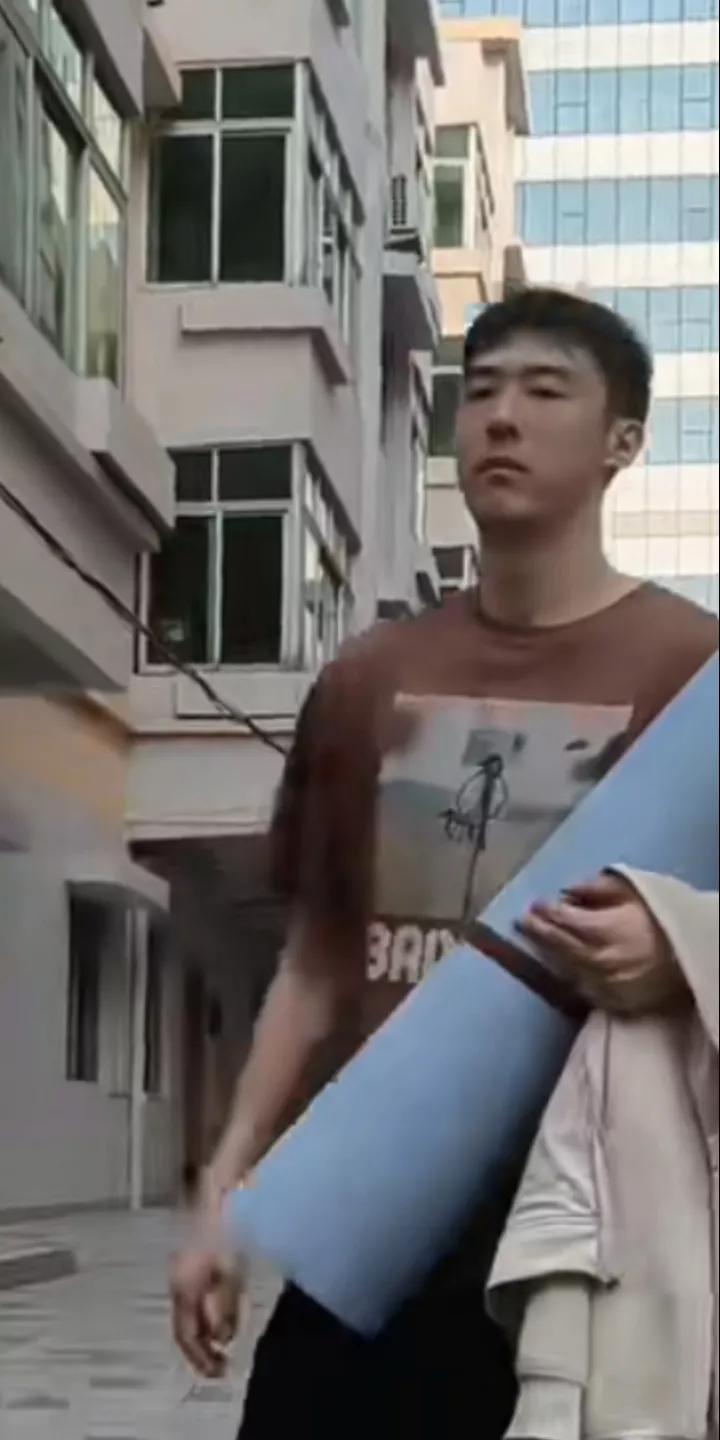 [广东队内线球员张明池与球队提前解约，离开广东队。]据广东媒体报道，昨天广东宏远
