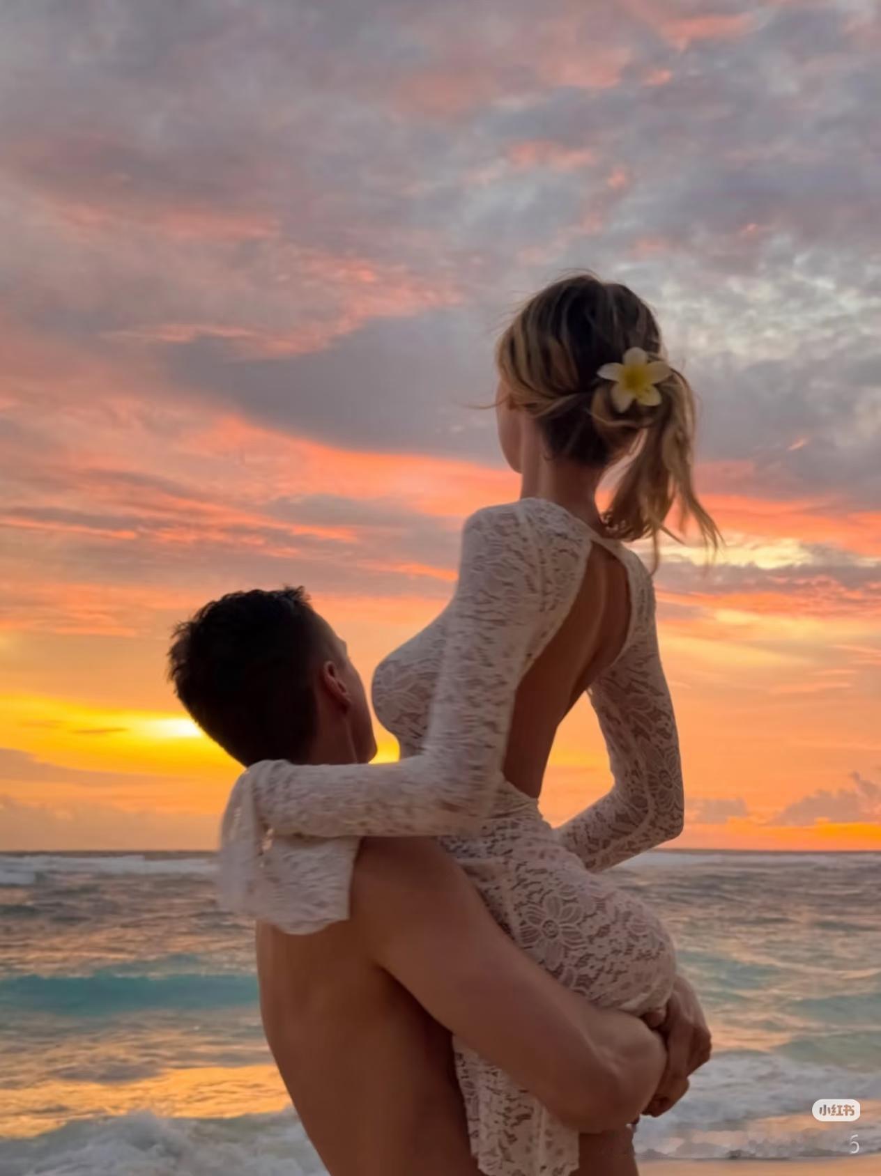 这是不是每个男人梦想的生活啊！美丽的海边，娇媚的妻子，幸福美满的生活！财务自由，